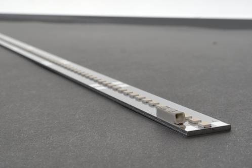 Een aluminium LEDstrip met quick-connector en Samsung LM301B LEDs