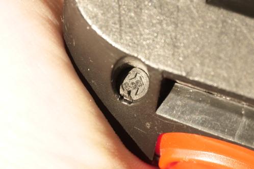 Een verdiept liggend schroefgat in een zwarte behuizing, afgesloten met een kunststof plug in een Bosch PSR lithium schroefmachine-accu