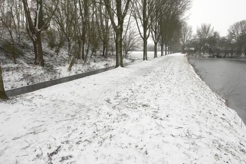 besneeuwd wandelpad grenzend aan Burggolf golfterrein in Purmerend