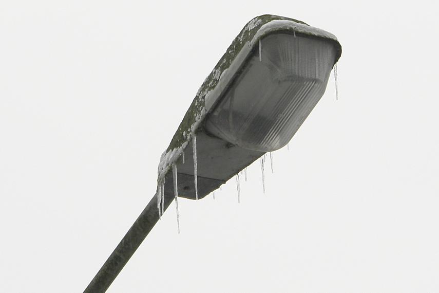 Een straatlantaarn aan de Westerweg met ijspegels aan het armatuur