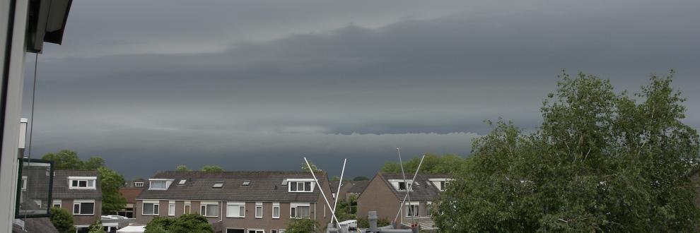 Donkere luchten in aantocht en invallende duisternis bij naderend onweer