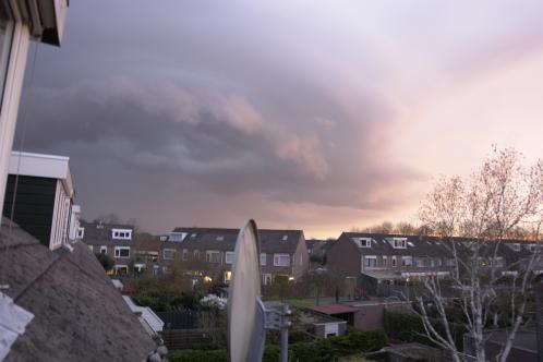 Een machtig mooie onweersbui koerst op Purmerend af met een duidelijke shelfcloud en tekenen van rotatie in hogere luchtlagen