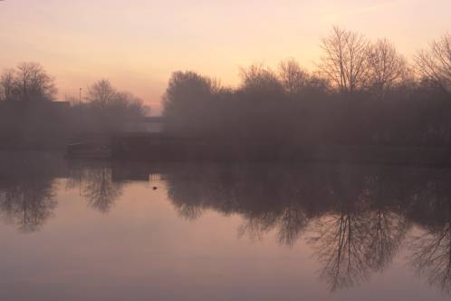 Grondmist bij zonsopkomst