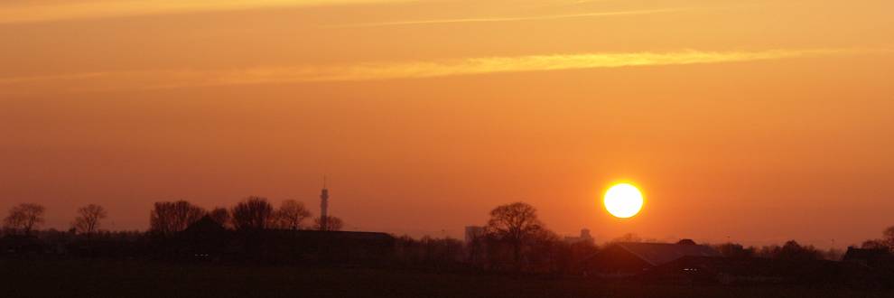 Mooie oranjerode Nederlandse zonsondergang door as-pluim afkomstig van IJslandse Eyjafjallajökull vulkaan-uitbarsting