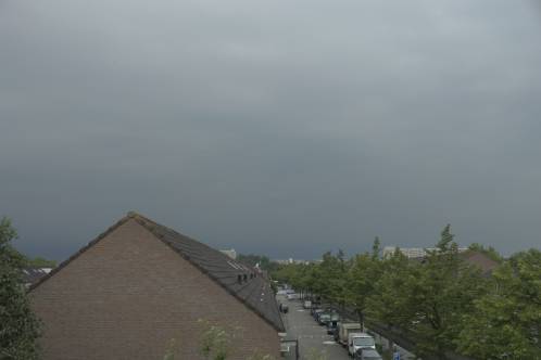 Zeer donkere lucht in het noordwesten