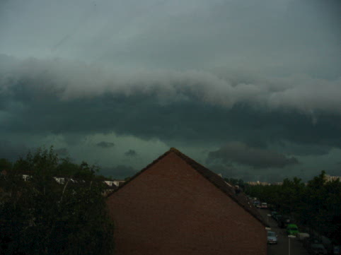 Gigantische rolwolk komt aan