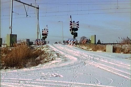 Een witte wereld ter hoogte van de spoorwegovergang in het Wormerpad te Noord-Holland