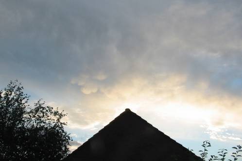 Mammatus bewolking onder het aambeeld van een onweersbui