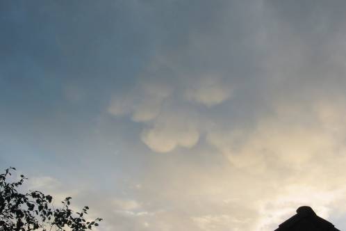 Mammatus bewolking onder het aambeeld van een onweersbui