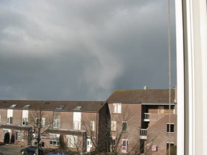 vreemde witte slurf vlak voor een sneeuwbui