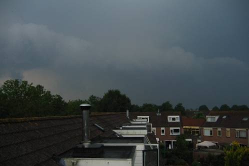 zeer dreigende lucht naar het westen