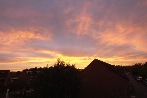 prachtige schaduwstrepen op de onderkant van de wolken