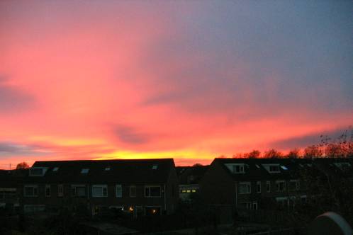 Vuurrode lucht met gele tinten