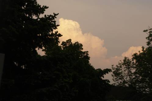 Duidelijke bloemkoolwolk in het zuidoosten, gezien vanuit Purmerend