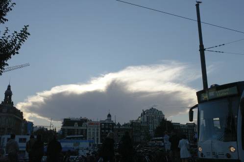 Prachtige buienwolk zichtbaar boven Amsterdam