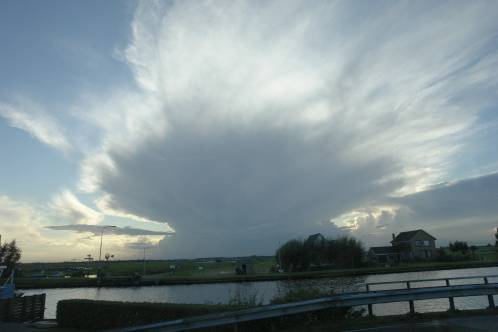 Prachtige buienwolk zichtbaar boven Amsterdam