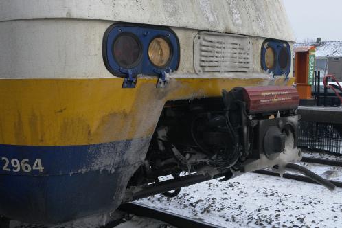 Een automatische koppeling van een Sprinter gevuld met vastgevroren sneeuw op Purmerend Overwhere