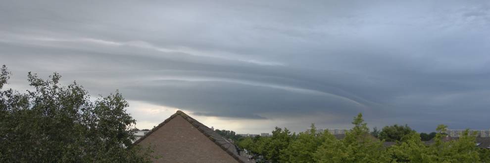 Een bui zonder onweer of neerslag van betekenis was zichtbaar richting het het westen en vervaagde uiteindelijk weer