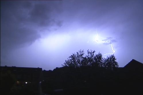 Een mooie bliksemontlading tijdens een onweer boven Purmerend