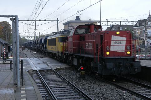 Goederentrein, trekkracht 6508, 1609 loopt in opzending mee