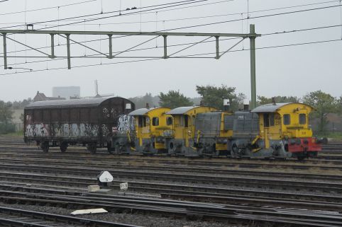 Drie terzijde gestelde Sikken