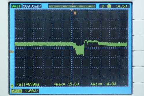 De rimpel en spanningsdip zichtbaar op een scoop, gemeten over de afvlak-elco van een LM2576 voeding