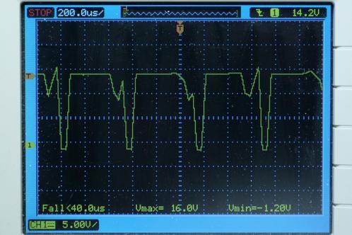 De spanning over de diode in een LM2576 voeding gemeten met een scoop. Duidelijk foutieve blokvormige spanning