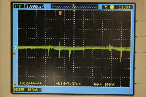 De spanning op een scoop van een LM2596 voeding bij ingeschakeld scherm. 12 Volt met 150 mVpp rimpel
