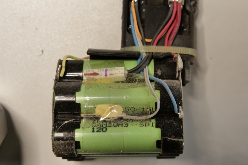 Een aantal lithium-cellen bij elkaar samen met een thermistor en een klixon in het innerlijk van een Hitachi BCL 1430 accu