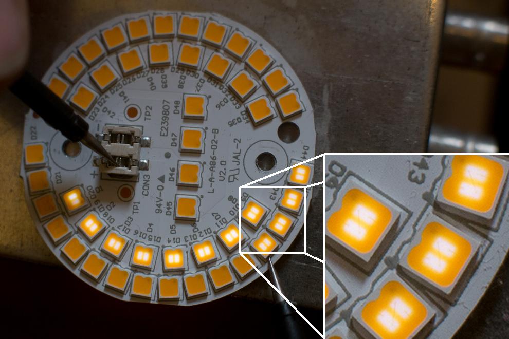 De cirkelvormige LEDprint met de gele vierkante SMD LEDs zwak brandend, met een close-up die duidelijk toont dat elke LED 2 losse chips bevat