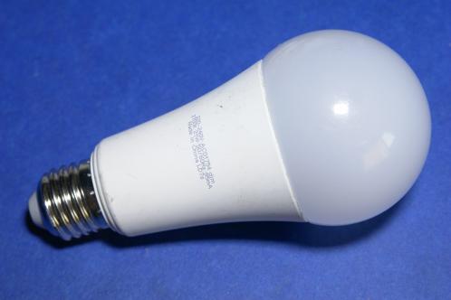 Een witte trechtervormige behuizing met transparante kunststof bol, een Osram AC01754 LEDlamp