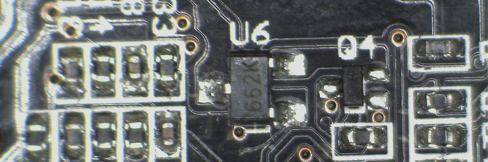Een zwarte print met SMD-onderdelen in 0402 formaat, een spanningsregelaar in SOT23 formaat gemarkeerd 662K (XC6206) en een transistor in onbekend formaat, de hoofdprint van een Patona DMW-BGGH5RC batterygrip, deze spanningsregelaar voedt de ontvangstprint in de grip