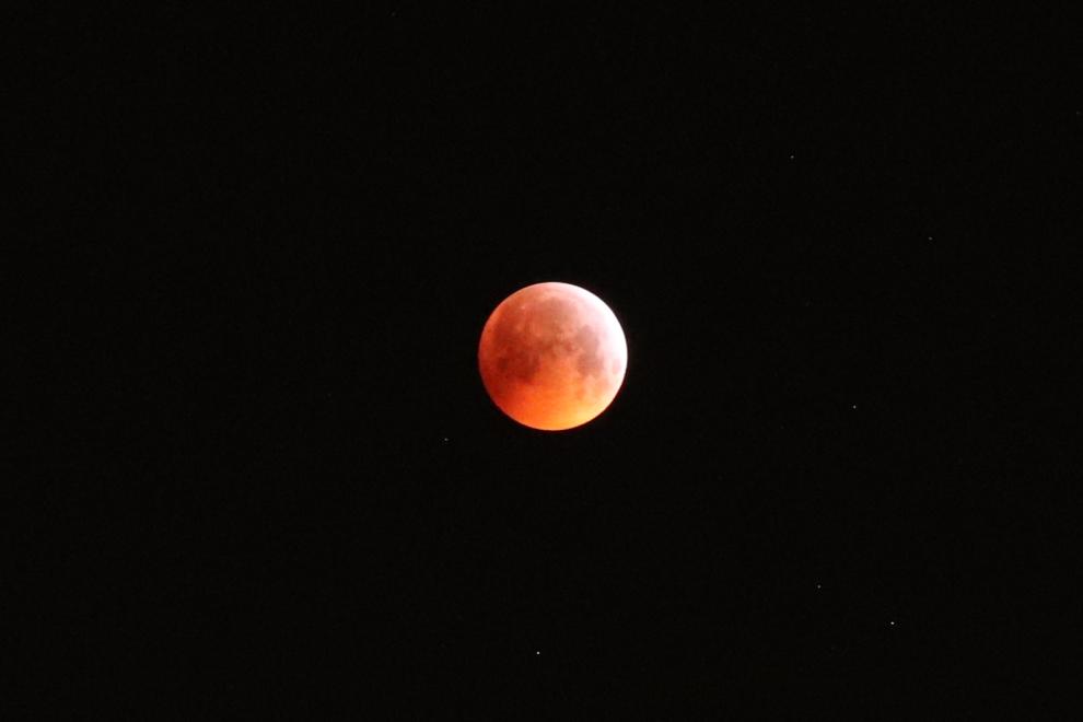 Een gedeeltelijk rood gekleurde maan tijdens maansverduistering op 21 januari 2019